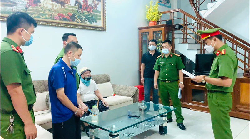 Bắt nguyên Phó chánh VP UBND huyện Sông Mã, Sơn La: Ngày 28/6/2021, CSĐT Công an tỉnh Sơn La đã khởi tố vụ án, bắt giữ Cao Minh Tú, SN 1981, nguyên là Phó chánh Văn phòng huyện Sông Mã tỉnh Sơn La về hành vi lừa đảo chiếm đoạt tài sản. Từ tháng 4/2020, Tú đã hứa xin việc làm, làm chứng chỉ tin học và ngoại ngữ và chiếm đoạt của 14 người dân trên địa bàn huyện Thuận Châu và Quỳnh Nhai số tiền trên 2 tỷ đồng.