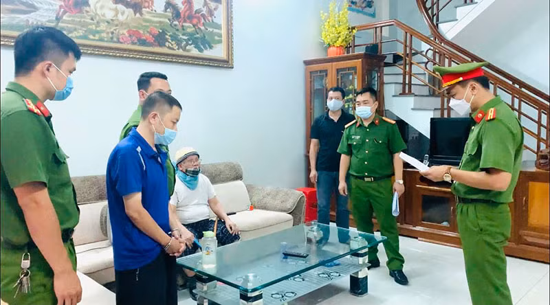 Bắt nguyên Phó chánh VP UBND huyện Sông Mã, Sơn La: Ngày 28/6/2021, CSĐT Công an tỉnh Sơn La đã khởi tố vụ án, bắt giữ Cao Minh Tú, SN 1981, nguyên là Phó chánh Văn phòng huyện Sông Mã tỉnh Sơn La về hành vi lừa đảo chiếm đoạt tài sản. Từ tháng 4/2020, Tú đã hứa xin việc làm, làm chứng chỉ tin học và ngoại ngữ và chiếm đoạt của 14 người dân trên địa bàn huyện Thuận Châu và Quỳnh Nhai số tiền trên 2 tỷ đồng.