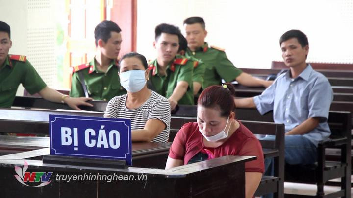 Giả danh cán bộ Sở Nội vụ, lừa "chạy việc": Mạc Thị Lệ Quyên (36 tuổi, trú tại xã Nghi Kim) “nổ” mình là cán bộ Sở Nội vụ, có thể xin việc cho những ai cần. Từ năm 2015 đến 2020, đối tượng Mạc Thị Quyên đã lừa đảo, chiếm đoạt của 20 bị hại với tổng số tiền hơn 3,4 tỷ đồng. Trong đó, bị hại bị lừa ít tiền nhất là 60 triệu đồng, người nhiều nhất 330 triệu đồng. Tháng 3/2021, Quyên bị tuyên án 20 năm tù tội "lừa đảo chiếm đoạt tài sản". Quyên (Ảnh: TH Nghệ An) 