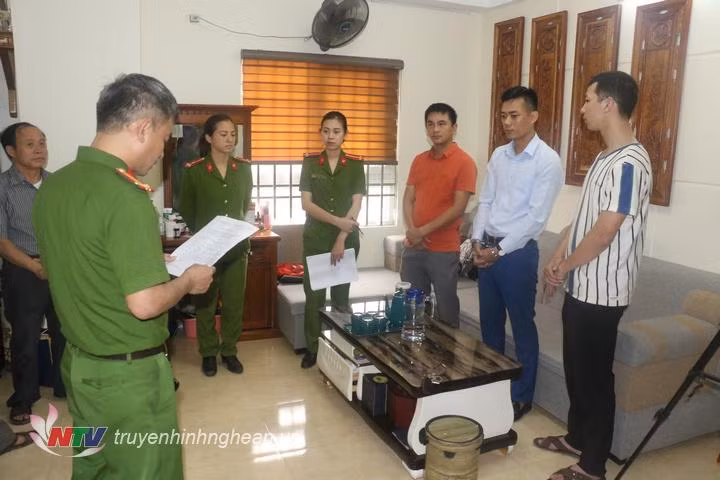 Lừa 200 người lấy 20 tỷ đồng: Ngày 19/3/2021, Công an TP Vinh bắt giữ hai đối tượng trong đường dây lừa đảo xin việc làm. Các đối tượng trong đường dây này đã chiếm đoạt số tiền khoảng 20 tỷ đồng của hơn 200 nạn nhân. Hai đối tượng bị bắt gồm Trần Văn Quân (SN 1987), trú tại TP Vinh và Trần Anh Tuấn (SN 1984), trú tại huyện Nghi Xuân, tỉnh Hà Tĩnh. Hiện vụ việc đang được Công an TP Vinh tiếp tục điều tra mở rộng. (Ảnh: TH Nghệ An) 