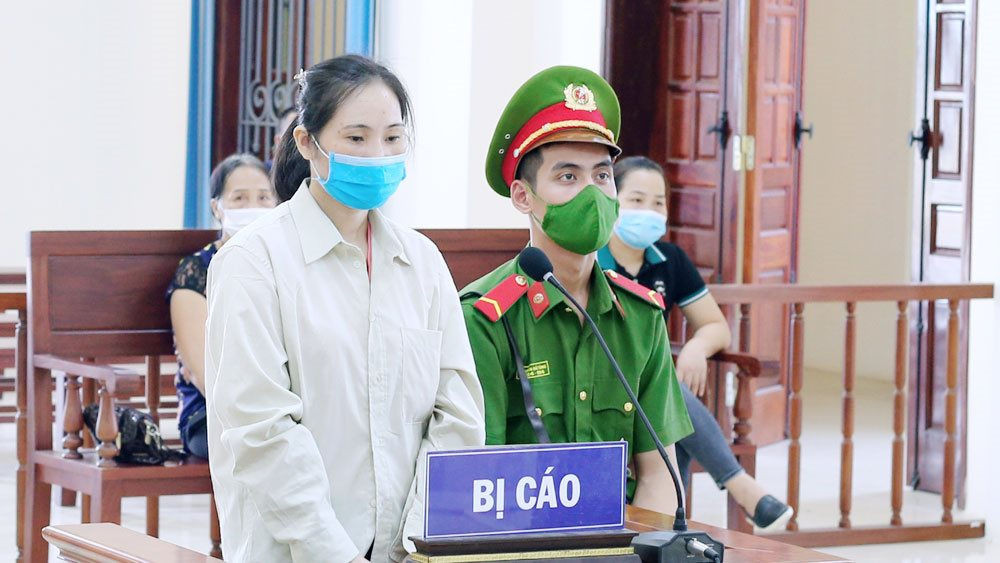  Lừa xin việc chiếm đoạt tiền tỷ, lĩnh án 15 năm tù: Ngày 4/8/2021, TAND tỉnh Bắc Giang đã mở phiên toà xét xử đối với bị cáo Nguyễn Thị Bích Hậu (SN 1982, trú tại thôn Tân Thể, xã Việt Ngọc, huyện Tân Yên, tỉnh Bắc Giang) về tội “Lừa đảo chiếm đoạt tài sản”. Tổng số tiền nữ bị cáo Hậu đã chiếm đoạt của các bị hại lên đến hơn 5,5 tỷ đồng. Hậu nhận mức án 15 năm tù và phải có trách nhiệm bồi thường dân sự cho các bị hại theo quy định của pháp luật. (Ảnh: Báo Công lý) 