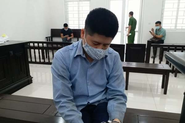 Nhờ xin làm "Vụ phó", bị lừa gần 28 tỉ đồng: Tháng 1/2021, vụ nữ đại gia (SN 1968) ở quận Nam Từ Liêm chi hơn 27 tỷ đồng chạy chức vụ phó và bị lừa tiền đã làm xôn xao dư luận. TAND TP Hà Nội đưa Lê Văn Hồng (SN 1976, cựu Viện trưởng Viện Nghiên cứu sách và học liệu giáo dục) và Cù Đăng Thành (SN 1989, nguyên nhân viên TT nghiên cứu ƯDKH Trường ĐH Phòng cháy chữa cháy, Bộ CA) ra xét xử tội Lừa đảo chiếm đoạt tài sản. Các phiên tòa ngày 12/5/2021 và ngày 13/7/2021 đều bị hoãn lại. Cho đến nay vụ việc vẫn chưa có hồi kết.