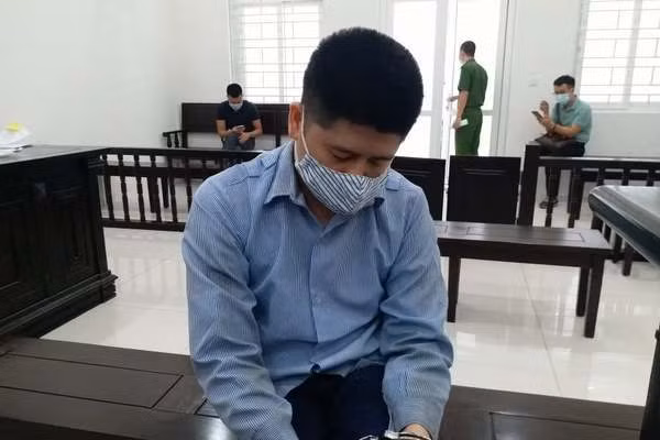 Nhờ xin làm "Vụ phó", bị lừa gần 28 tỉ đồng: Tháng 1/2021, vụ nữ đại gia (SN 1968) ở quận Nam Từ Liêm chi hơn 27 tỷ đồng chạy chức vụ phó và bị lừa tiền đã làm xôn xao dư luận. TAND TP Hà Nội đưa Lê Văn Hồng (SN 1976, cựu Viện trưởng Viện Nghiên cứu sách và học liệu giáo dục) và Cù Đăng Thành (SN 1989, nguyên nhân viên TT nghiên cứu ƯDKH Trường ĐH Phòng cháy chữa cháy, Bộ CA) ra xét xử tội Lừa đảo chiếm đoạt tài sản. Các phiên tòa ngày 12/5/2021 và ngày 13/7/2021 đều bị hoãn lại. Cho đến nay vụ việc vẫn chưa có hồi kết.