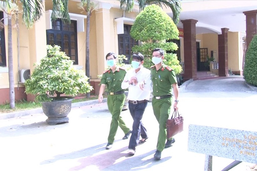 Nhận 250 triệu để xin chuyển công tác rồi cuỗm luôn: Ngày 29/7, Cơ quan Cảnh sát điều tra Công an TP. Huế thông tin, đã ra quyết định khởi tố vụ án, khởi tố bị can, bắt tạm giam đối với Tôn Thất Điệp (SN 1968, trú tại phường Phú Thượng, TP. Huế) vì có hành vi lừa đảo chiếm đoạt tài sản. CA TP Huế xác định trong tháng 4/2021, Điệp 3 lần nhận tiền của chị Y với số tiền 250 triệu đồng để xin chuyển công tác chị Y từ trạm y tế xã vùng núi về công tác ở TP, nhưng bặt tăm. Ảnh: (Báo LĐ)