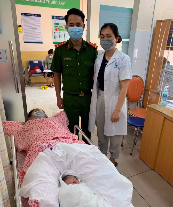  Em bé sinh giữa mùa dịch được đặt tên là "Công An": Khoảng 8h sáng 31/7, trong khi đang làm nhiệm vụ tại chốt kiểm soát phòng chống dịch COVID- 19 trên địa bàn phường Xuân Tảo (quận Bắc Từ Liêm, Hà Nội), Thiếu tá Nguyễn Văn Lộng và Đại úy Nguyễn Đình Chiểu, Công an phường Xuân Tảo bất ngờ được nữ nhân viên của một phòng khám sản khoa gần đó chạy đến “cầu cứu”.