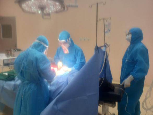 Mẹ là F0, bé trai chào đời trong Bệnh viện dã chiến tỉnh Gia Lai: Tối 5/8, bác sĩ Nguyễn Tấn Phúc - Giám đốc Bệnh viện dã chiến điều trị COVID-19 tỉnh Gia Lai - cho biết bệnh viện vừa đón một bé trai nặng 3,8kg chào đời của sản phụ là F0. (Ảnh: Báo Gia Lai)