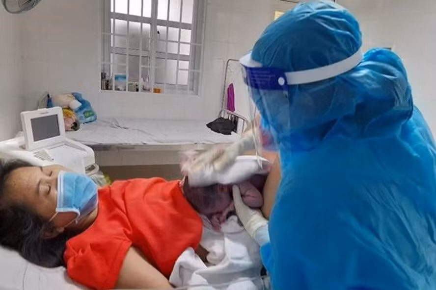 Chuyen that tam dich COVID-19: Nhung dua tre chao doi co me F0, F1-Hinh-2