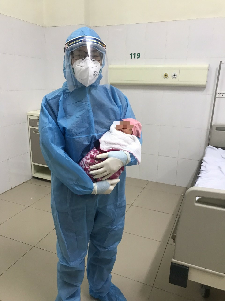  Sản phụ F0 sinh con trong bệnh viện Bắc Giang: Chiều ngày 15/6/2021, sản phụ H.T.K.T (20 tuổi) ở Lục Ngạn, Bắc Giang trước đó mắc COVID-19 và sinh con tại Bệnh viện Bệnh Nhiệt đới Trung ương đã được ra viện. Bé gái chào đời nặng 2,2 kg. 