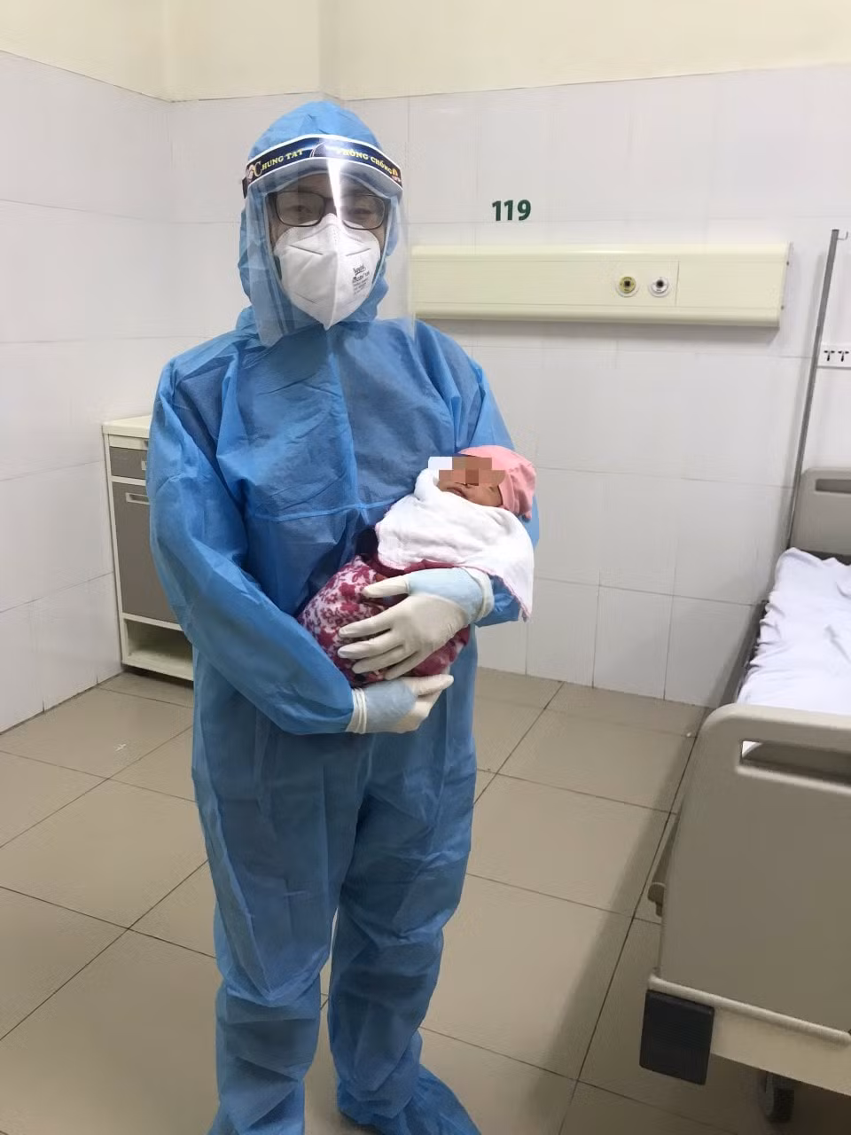  Sản phụ F0 sinh con trong bệnh viện Bắc Giang: Chiều ngày 15/6/2021, sản phụ H.T.K.T (20 tuổi) ở Lục Ngạn, Bắc Giang trước đó mắc COVID-19 và sinh con tại Bệnh viện Bệnh Nhiệt đới Trung ương đã được ra viện. Bé gái chào đời nặng 2,2 kg. 