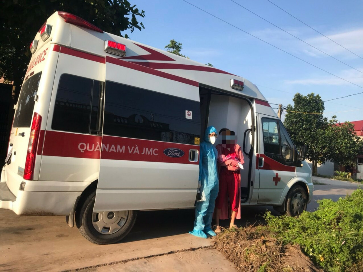 Sản phụ H.T.K.T thuộc diện F0, đẻ thường ngày 09/6 đã điều trị đủ 14 ngày và có xét nghiệm 3 lần âm tính. Còn con gái thuộc diện F1 đã cách ly 07 ngày, có kết quả xét nghiệm 3 lần âm tính. Để đảm bảo an toàn cho hai mẹ con, Bệnh viện Bệnh Nhiệt đới Trung ương đã bố trí 1 chuyến xe và cử 1 điều dưỡng đưa hai mẹ con trở về quê hương sau gần 1 tháng xa nhà. 