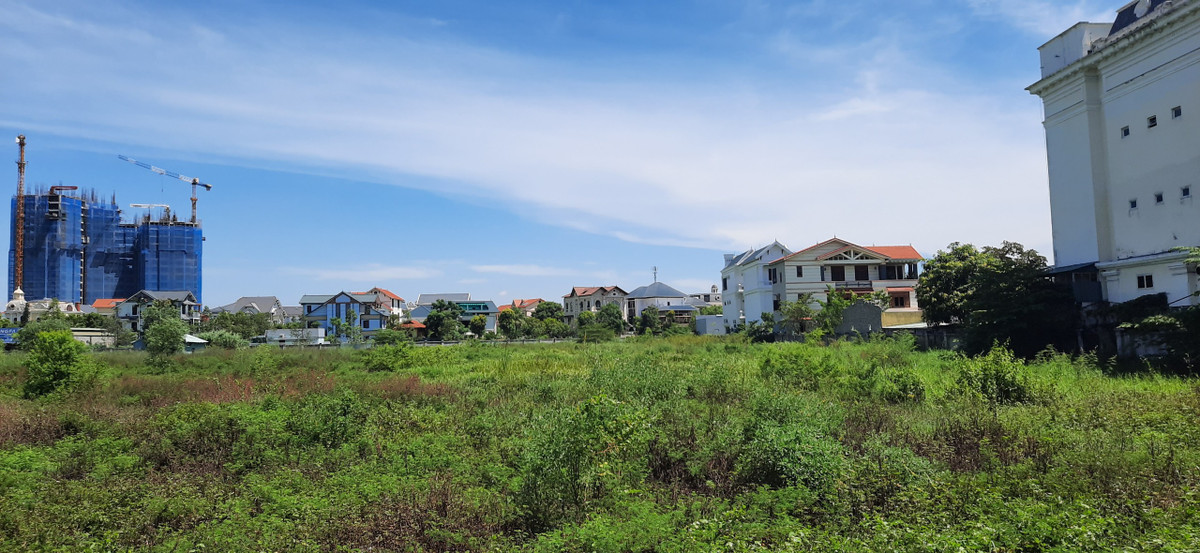 Dự án nghìn tỷ để không cỏ mọc um tùm ở giũa khu đất vàng.