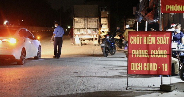 Trước đó, sáng 11/7 khi qua chốt kiểm soát dịch bệnh tại khu vực giáp ranh với phường Hóa An- thành phố Biên Hòa thấy đông người xếp hàng đợi. Nhưng hai vợ chồng Trí không chấp hành, bỏ chạy, có lời lẽ, cử chỉ xúc phạm lực lượng thi hành công vụ. Khi thấy lực lượng khống chế chồng, Hồ Kim Chi đã dùng búa đánh vào lưng một chiến sĩ công an.