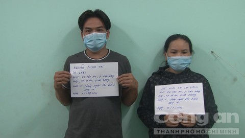 "Thông chốt" không thành, vợ dùng búa đánh công an: Ngày 17/7, Công an thành phố Dĩ An, tỉnh Bình Dương đã tạm giữ hình sự vợ chồng Nguyễn Minh Trí (SN 1983) và Hồ Kim Chi (SN 1977, cùng ngụ khu phố Tân An, phường Tân Đông Hiệp, thành phố Dĩ An) để điều tra làm rõ hành vi chống người thi hành công vụ.