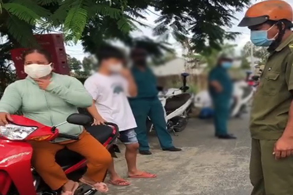 Trước đó, ngày 3/8, tổ TTKS phòng chống dịch COVID-19 số 04, huyện Phú Tân làm nhiệm vụ thì phát hiện ông Nguyễn Phú Cường (50 tuổi, chồng bà Tuyền) điều khiển xe máy đi sang nhà em chơi cho đỡ buồn. Vì lý do không hợp lý, tổ công tác đã xử phạt ông Cường. Lúc này, Tuyền đi đến chửi tổ tuần tra và đánh một công an viên.