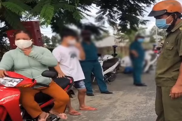 Trước đó, ngày 3/8, tổ TTKS phòng chống dịch COVID-19 số 04, huyện Phú Tân làm nhiệm vụ thì phát hiện ông Nguyễn Phú Cường (50 tuổi, chồng bà Tuyền) điều khiển xe máy đi sang nhà em chơi cho đỡ buồn. Vì lý do không hợp lý, tổ công tác đã xử phạt ông Cường. Lúc này, Tuyền đi đến chửi tổ tuần tra và đánh một công an viên.