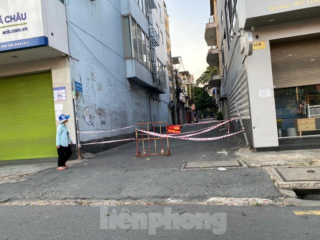 Muôn kiểu giăng dây chống dịch trước các con hẻm ở Sài Gòn.