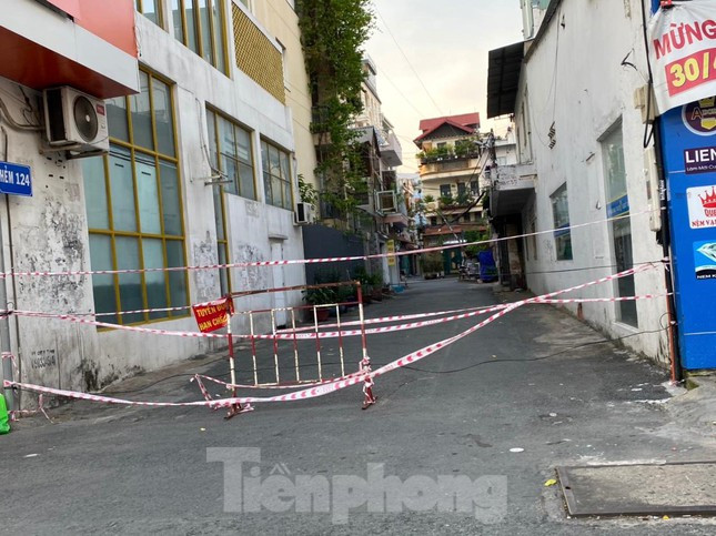 Hẻm này làm rào chắn bằng đủ thứ vật liệu.