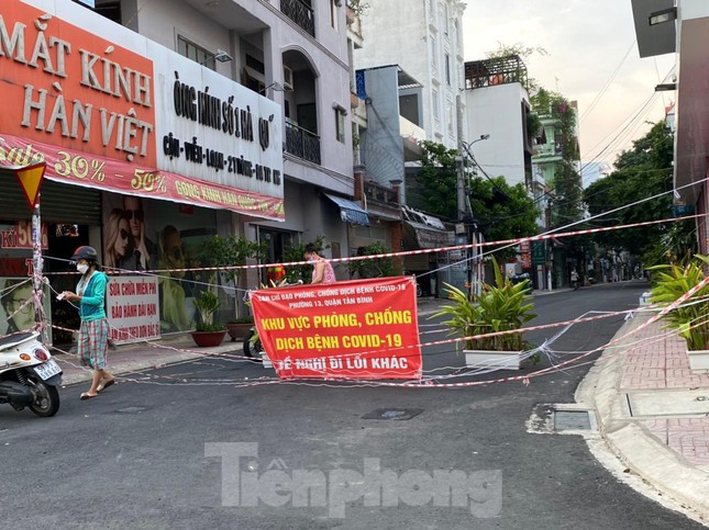 Mỗi hẻm có 1 cách làm rào chắn khác nhau.