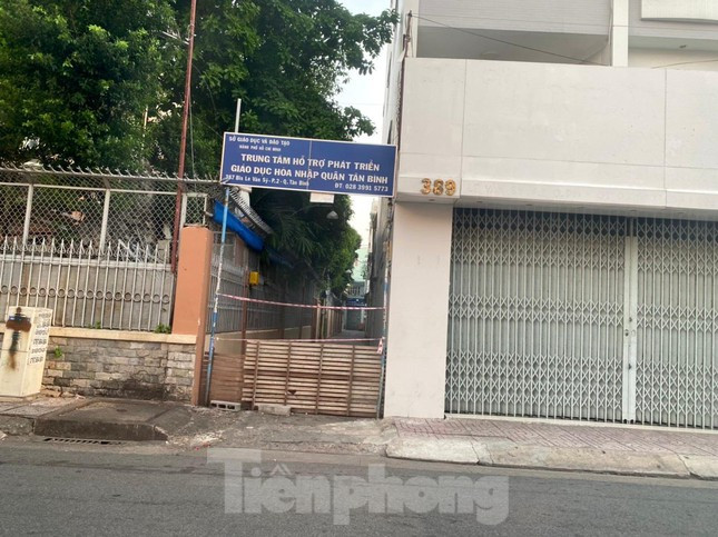 Mỗi con hẻm lại được dựng rào chắn ngăn người ra vào bằng nhiều thứ vật liệu khác nhau.