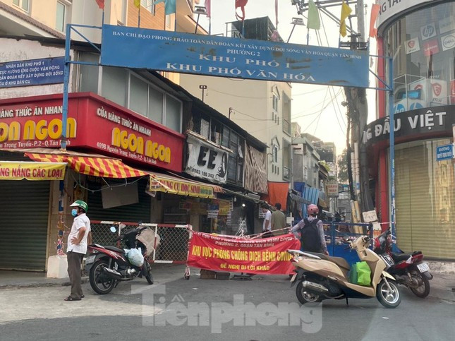 Mỗi khi có người giao hàng, người ở trong hẻm phải chạy ra lấy đồ.