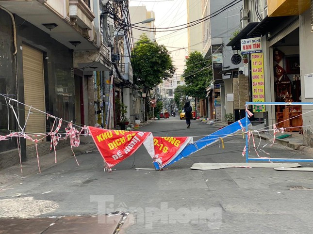 Dùng thang làm rào chắn.