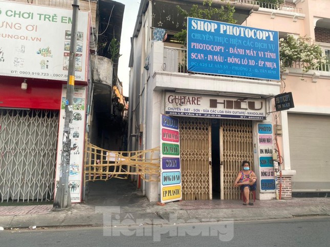 Làm rào chắn bằng băng keo.