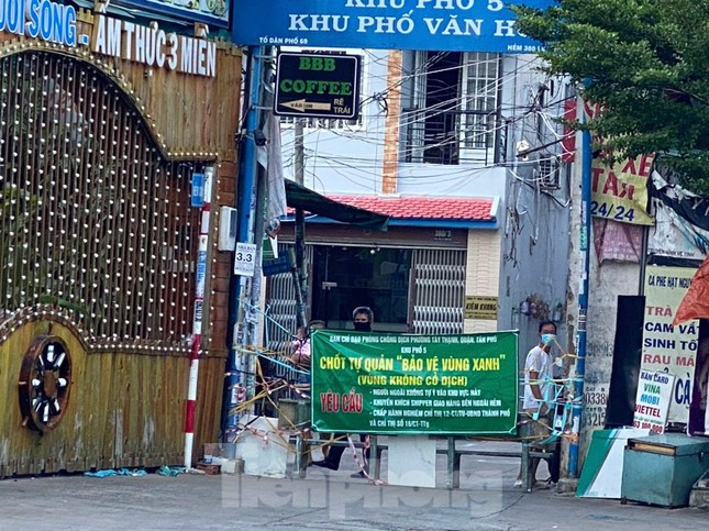 Hẻm lớn thì có rào chắn bằng sắt, kèm theo bảng thông báo.