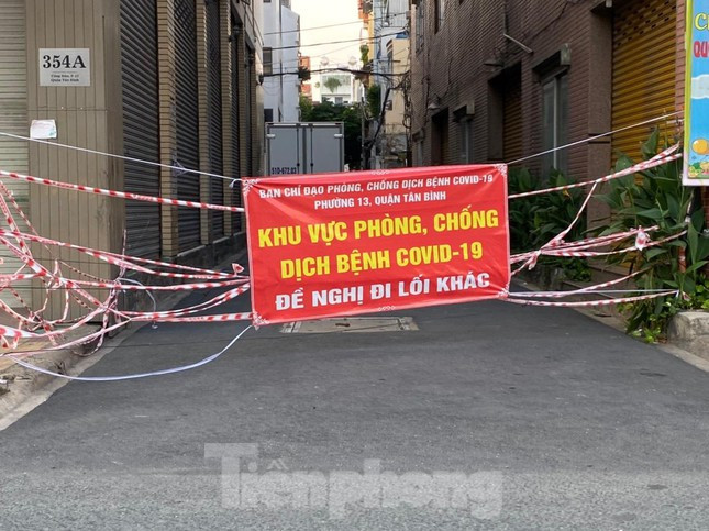 Muôn kiểu giăng dây chống dịch trước các con hẻm ở Sài Gòn.