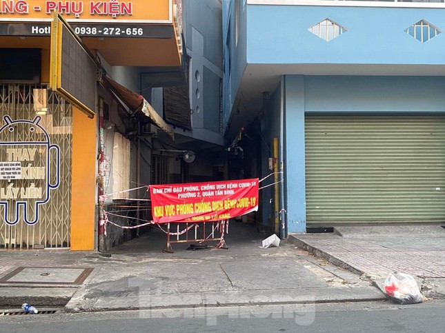 Hem giăng dây chỉ chừa lối đi lại nhỏ.