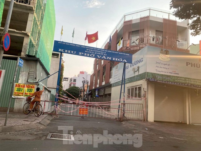 Muôn kiểu giăng dây chống dịch trước các con hẻm ở Sài Gòn Muon kieu giang day chong dich truoc cac con hem o Sai Gon