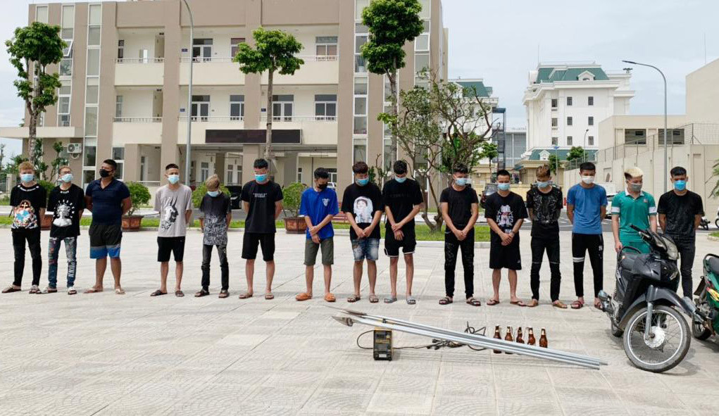 Bat nhom con do vac dao ra duong, gap ai cung duoi chem