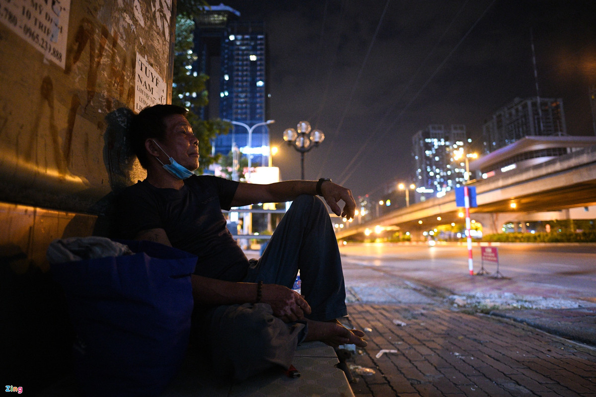  Quê ở Điện Biên, ông Chức xuống Hà Nội làm công trình rồi cũng chịu cảnh chôn chân như những người khác. Hành trang mang theo lúc này chỉ vỏn vẹn vài bộ quần áo. Nhận được điện thoại hỏi thăm từ gia đình, ông vẫn nói với các con: "Bố ổn, vẫn đi làm". 