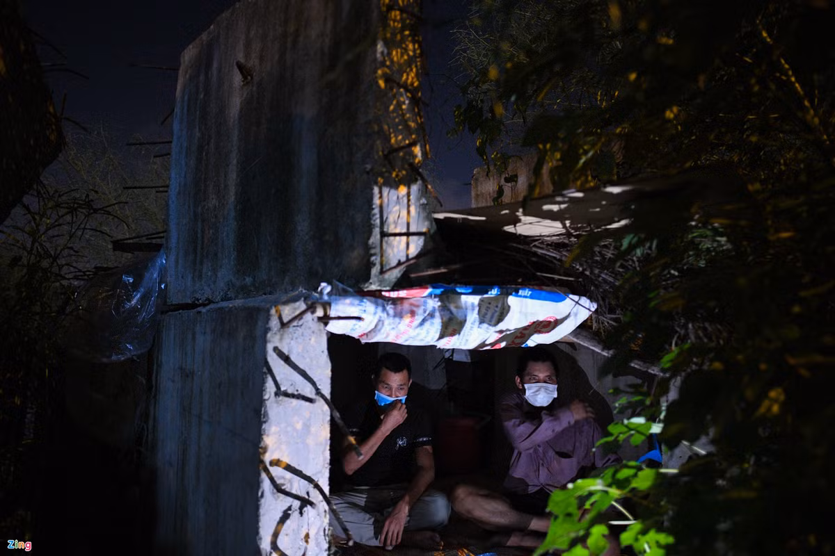 Cong nhan mac ket giua dich, tru minh o da cau