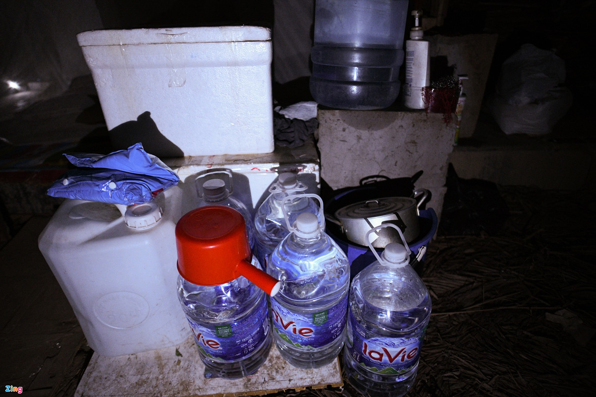  Việc sinh hoạt, tắm rửa cũng nhờ cả vào mấy chai nước anh Cường đi xin về. 