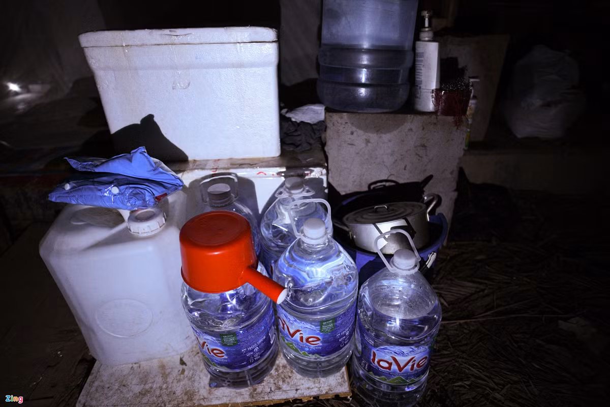  Việc sinh hoạt, tắm rửa cũng nhờ cả vào mấy chai nước anh Cường đi xin về. 