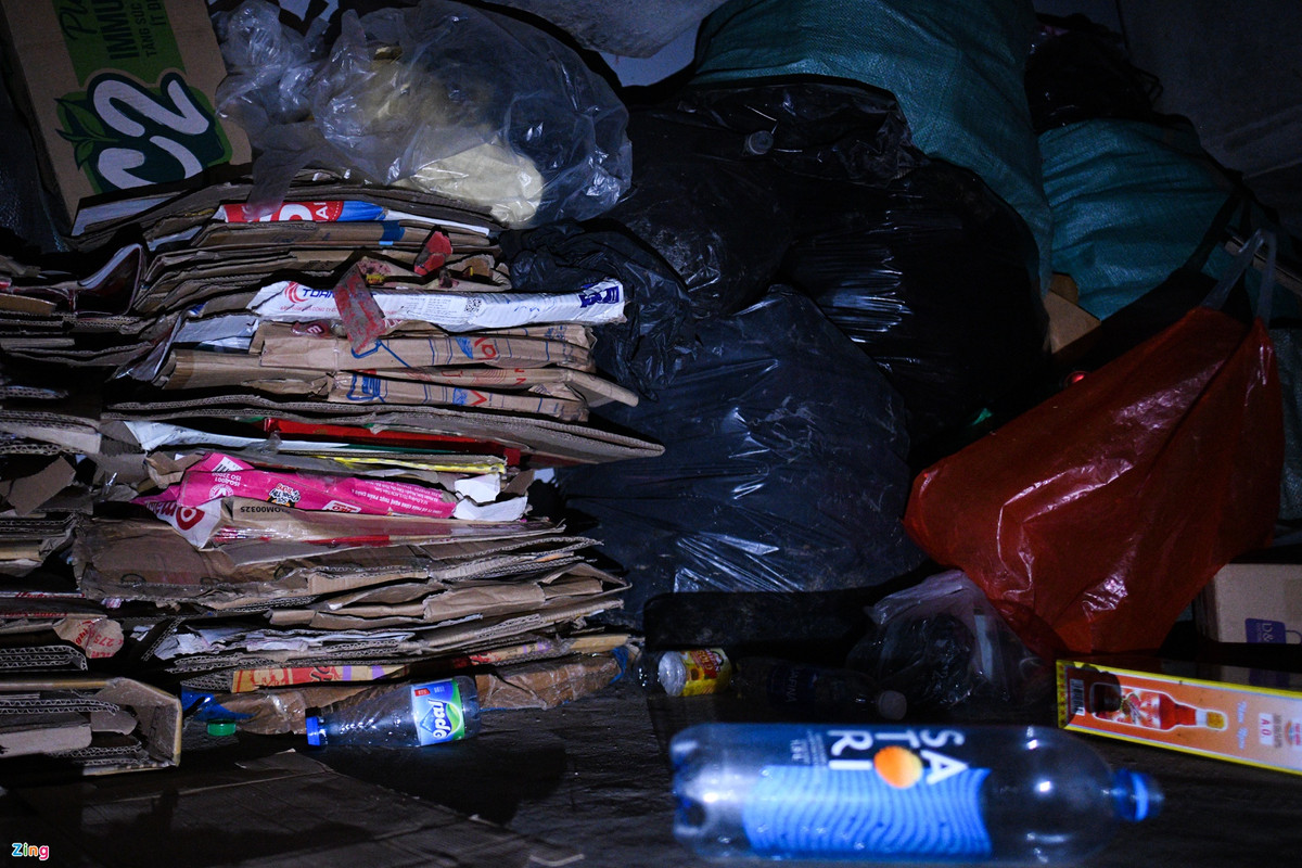 Làm việc giữ xe cho một quán bia hơi, dịch bệnh bùng phát, anh Cường mất việc. Không có tiền thuê trọ, anh chuyển đồ đạc ra gầm cầu. Anh nhặt nhạnh giấy bìa, vỏ lon, chai nhựa... để bán lấy tiền qua ngày. 