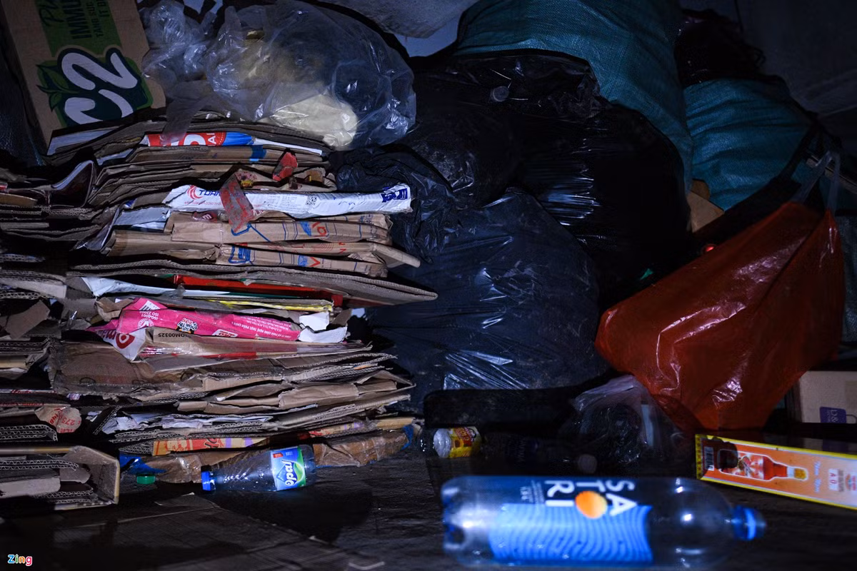 Làm việc giữ xe cho một quán bia hơi, dịch bệnh bùng phát, anh Cường mất việc. Không có tiền thuê trọ, anh chuyển đồ đạc ra gầm cầu. Anh nhặt nhạnh giấy bìa, vỏ lon, chai nhựa... để bán lấy tiền qua ngày. 