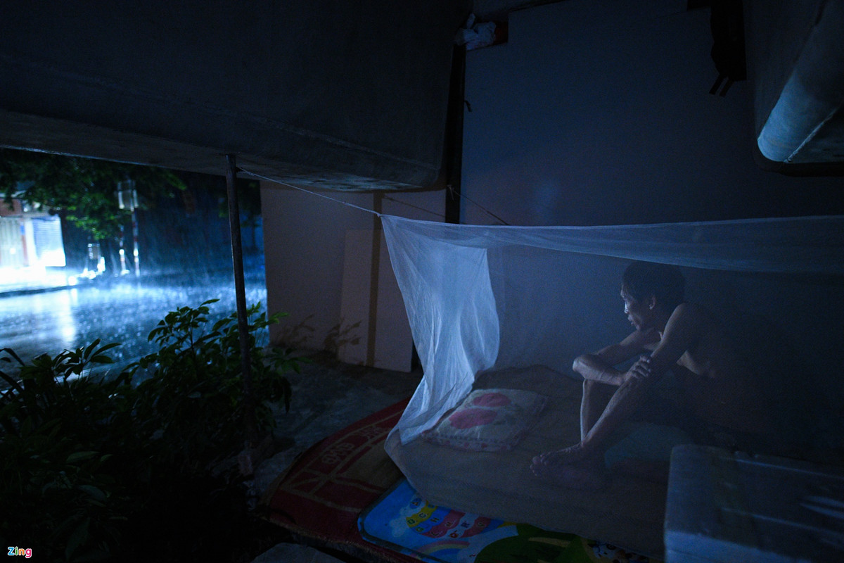 Tự nhận mình có chút "may mắn" hơn những người khác, anh Đinh Văn Cường kể lại đã được người đi đường tặng mùng, chiếu, gối... Hơn một tháng nay, gầm cầu trở thành "mái nhà" tạm bợ của người đàn ông quê Nam Định này.