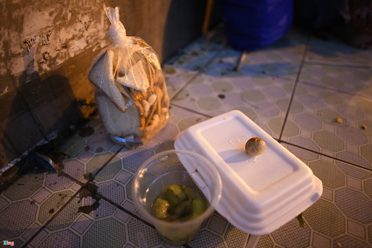  Ngày 2 bữa, ông Chức được những người hảo tâm tới phát cơm. Mỗi khi nhận đồ ăn, người đàn ông lớn tuổi lại rối rít cảm ơn. "May mắn được họ hỗ trợ khiến tôi cảm thấy mình được quan tâm. Tôi chỉ mong mau chóng hết dịch để được đi làm trở lại", ông Chức nói.