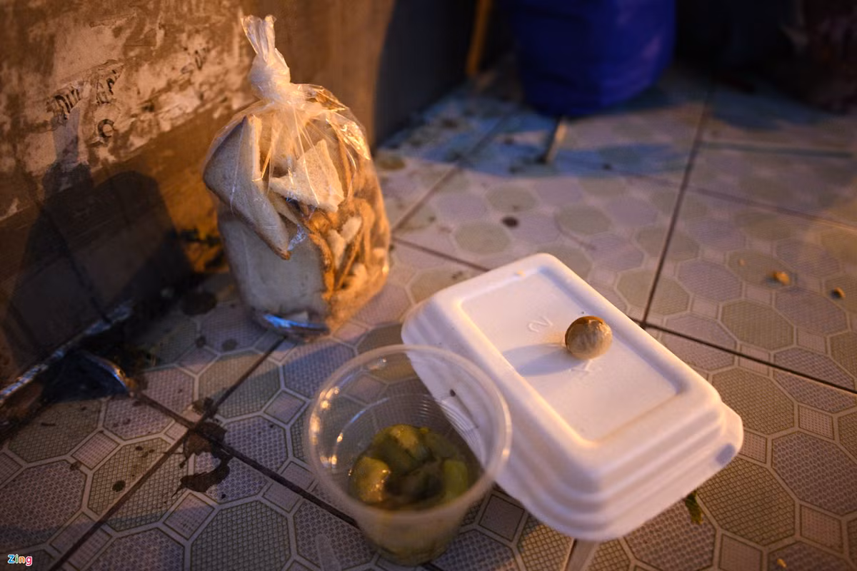  Ngày 2 bữa, ông Chức được những người hảo tâm tới phát cơm. Mỗi khi nhận đồ ăn, người đàn ông lớn tuổi lại rối rít cảm ơn. "May mắn được họ hỗ trợ khiến tôi cảm thấy mình được quan tâm. Tôi chỉ mong mau chóng hết dịch để được đi làm trở lại", ông Chức nói.