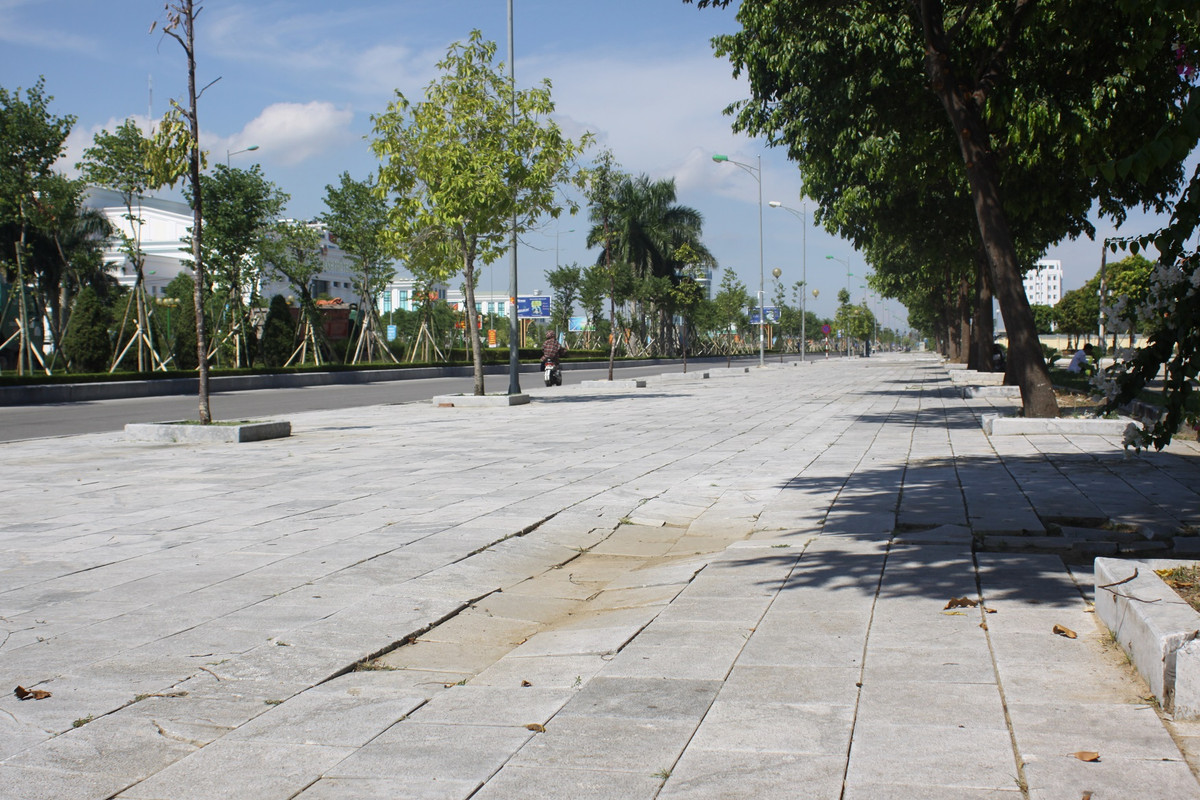 Đoạn vỉa hè trước siêu thị Big C bị sụt lún thành từng hố cao hơn gang tay, dài gần 2m khiến người đi bộ dễ vấp ngã.