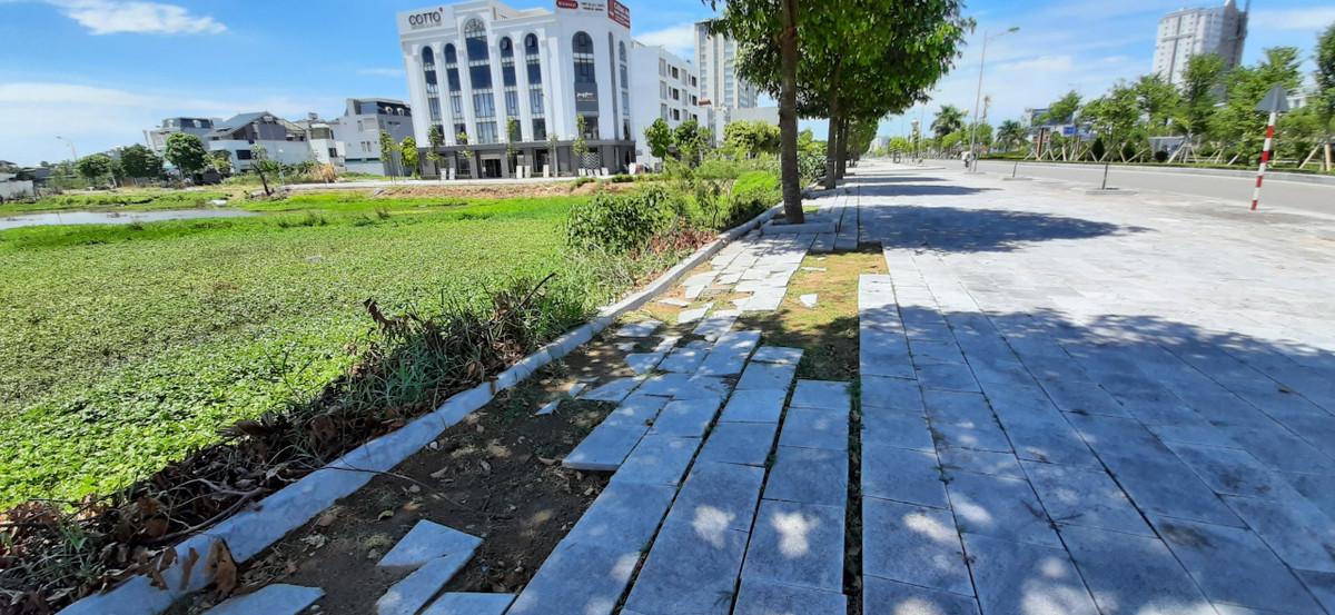 Phần vỉa hè đối diện khu hành chính mới của TP Thanh Hoá bị bong tróc mặt đá.