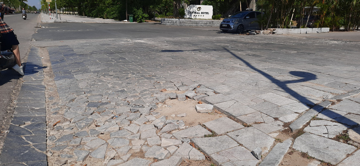 Một đoạn đường phía trước siêu thị Big C mặt đá nát thành nhiều mảnh nhỏ.