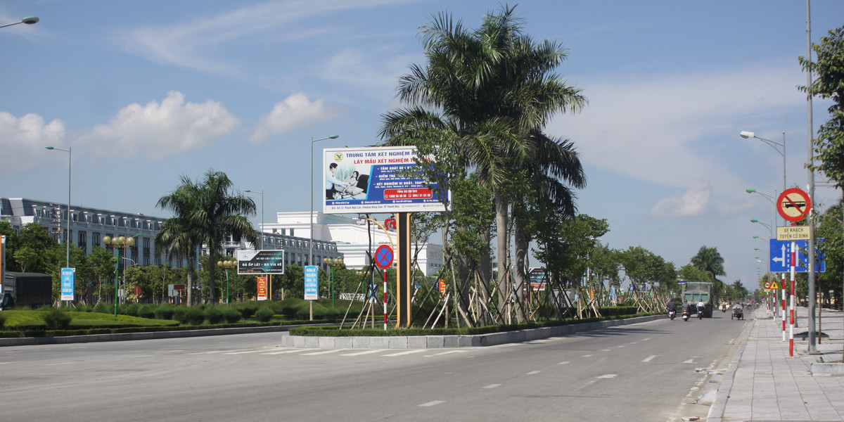 Đại lộ Nguyễn Hoàng được xây dựng ngay trung tâm TP Thanh Hoá. Đây là tuyến đại lộ được xem như hoành tráng nhất với vị trí giáp khu hành chính mới của tỉnh, khu đô thị Vinhomes Star City, Big C, Tòa Án Nhân Dân, Viện Kiểm Sát, Hệ thống ngân hàng... nhưng sau thời gian đưa vào sử dụng đã trở nên nhếch nhác, vỉa hè bị xuống cấp.