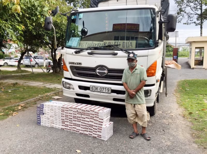 Theo Sở GTVT TP Hải Phòng, đêm 31/7, lực lượng kiểm soát dịch bệnh khu vực chân cầu Nghìn, huyện Vĩnh Bảo, TP Hải Phòng (khu vực giáp ranh giữa TP Hải Phòng và tỉnh Thái Bình) đã phát hiện nhiều xe container chở theo người nhằm vượt qua chốt kiểm soát. Cùng thời điểm, liên tiếp phát hiện những trường hợp xe “luồng xanh” chở hàng lậu, chở người trái phép xảy ra ở nhiều tỉnh, thành.