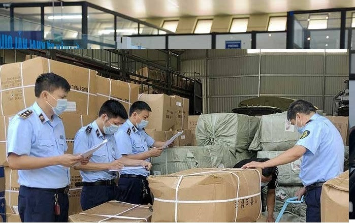 Không chỉ lợi dụng container rỗng để vận chuyển hàng lậu, nhiều đối tượng còn nghĩ ra lợi dụng xe vận chuyển rác để ngụy trang, cất giấu, vận chuyển hàng lậu, hàng không giấy tờ tại khu vực cửa khẩu. (Ảnh: Báo Hải quan)