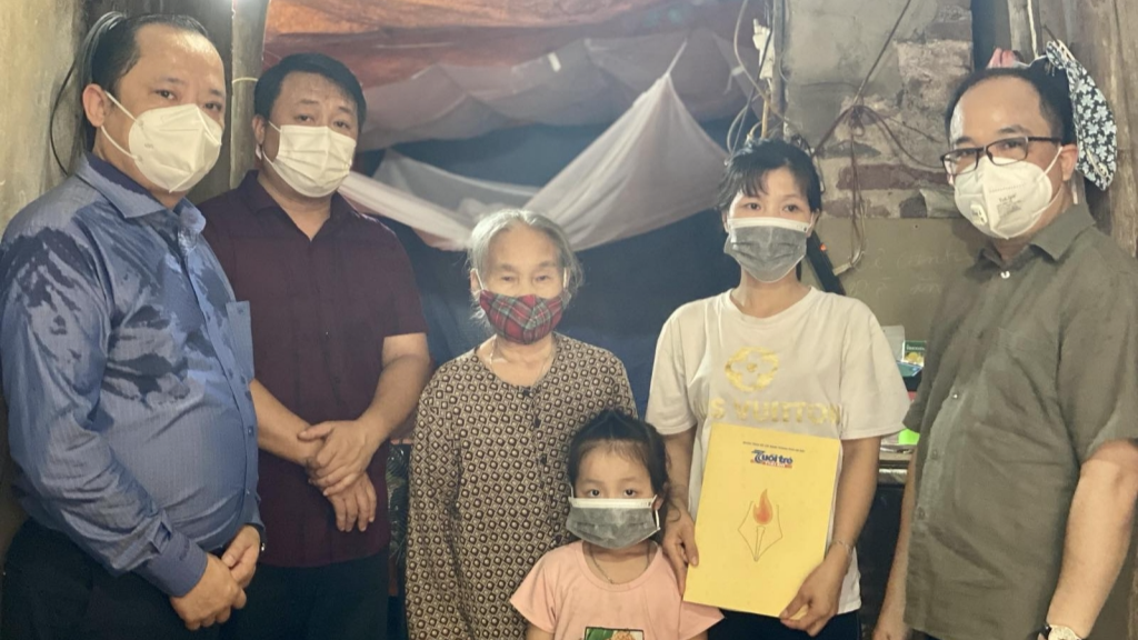 Nhung phan qua am ap gui cac ho gia dinh co hoan canh kho khan boi COVID-19-Hinh-2