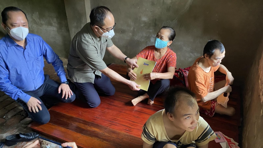 Nhung phan qua am ap gui cac ho gia dinh co hoan canh kho khan boi COVID-19-Hinh-5