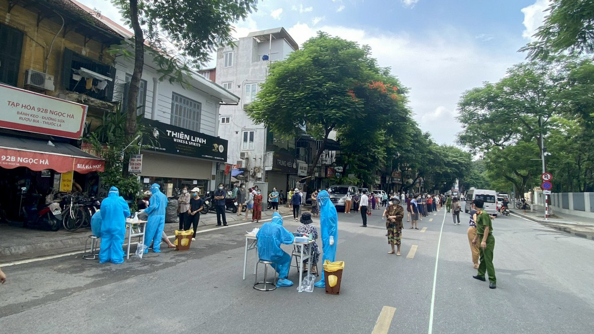 Bi thu Thanh uy Ha Noi yeu cau tang cuong kiem soat nguoi ra duong