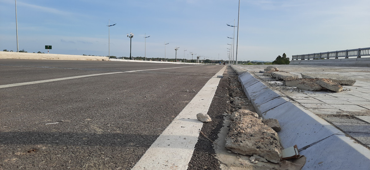 Duong nghin ty o Thanh Hoa thong xe vai thang via he da nham nho-Hinh-5